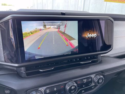 Used 2024 Jeep Wrangler Unlimited Sahara AWD/4WD image 32