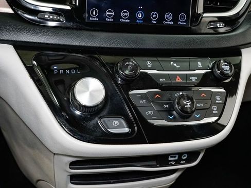 Used 2018 Chrysler Pacifica Touring-L image 17