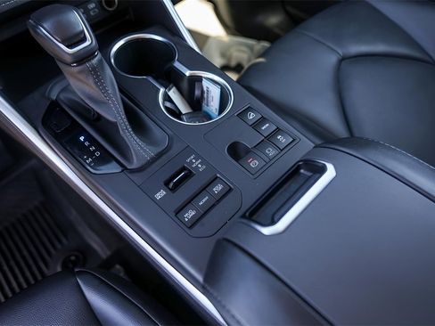 Used 2023 Toyota Highlander XLE image 24