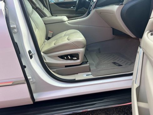 Used 2020 Cadillac Escalade ESV Luxury image 30