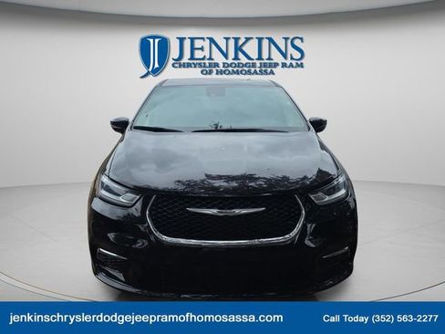 Certified 2024 Chrysler Pacifica Touring-L image 8