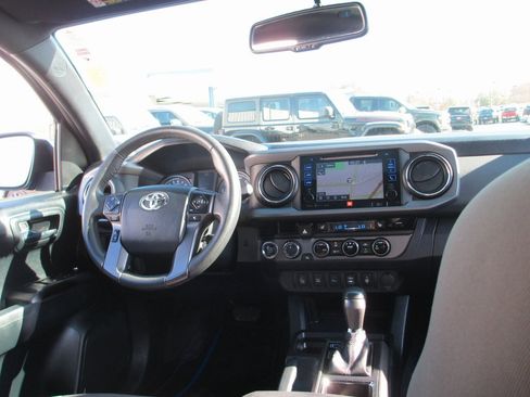 Used 2017 Toyota Tacoma TRD Sport image 23