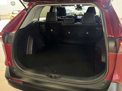 Used 2021 Toyota RAV4 LE AWD/4WD image 10