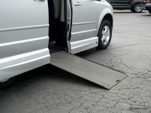 Used 2012 Dodge Grand Caravan SXT image 10