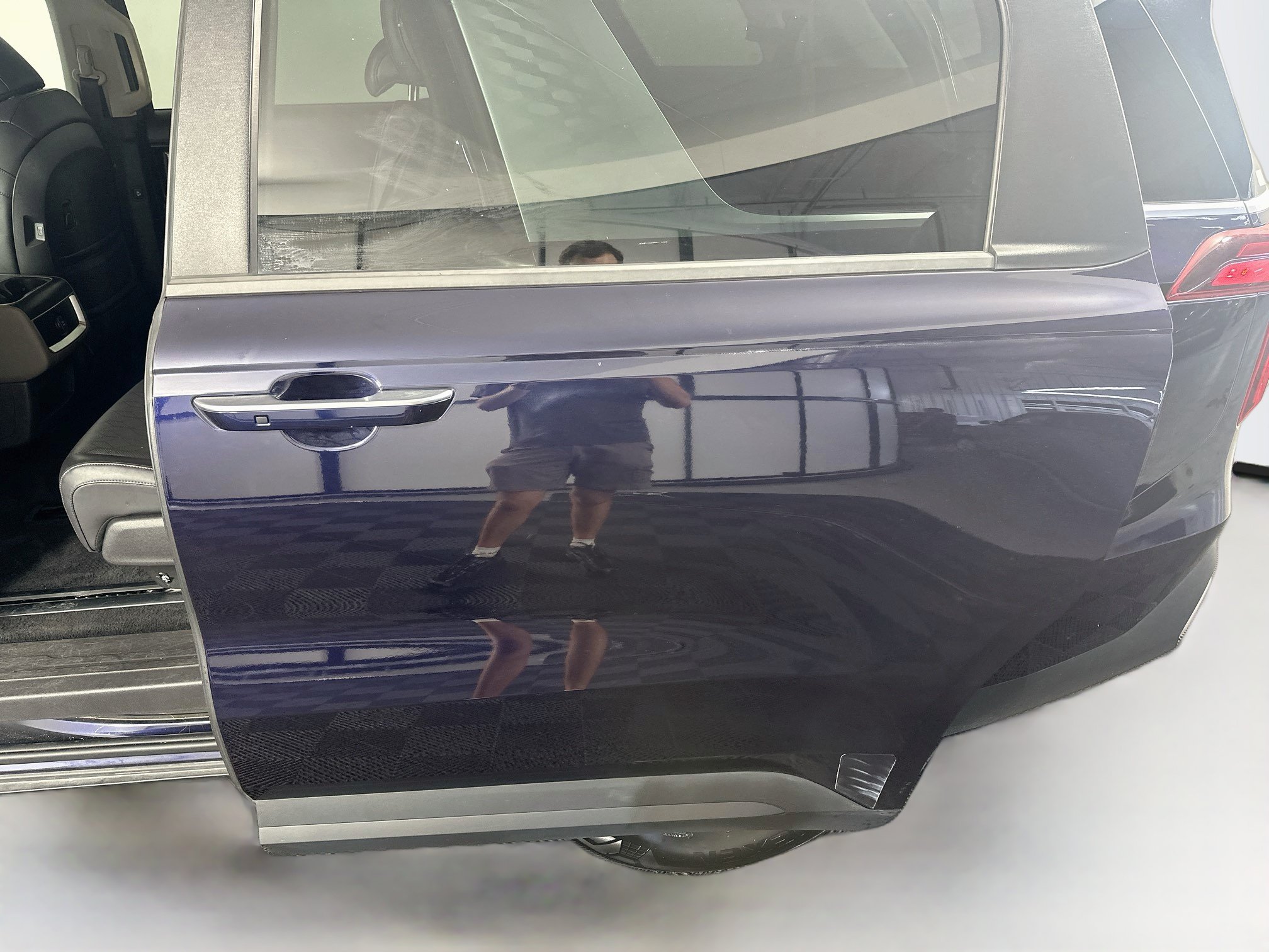 Used 2025 Kia Carnival FWD image 26