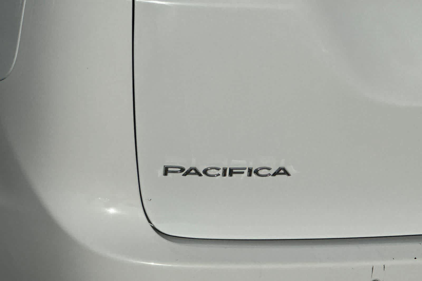 Used 2023 Chrysler Pacifica Touring-L FWD image 48