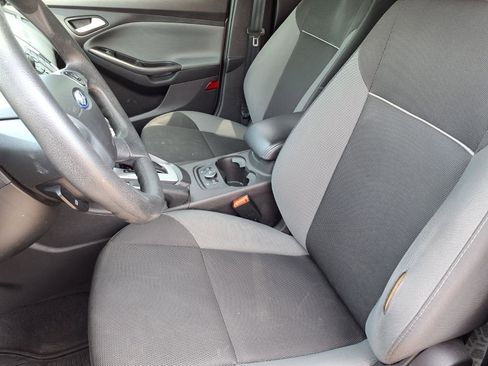 Used 2014 Ford Focus SE w/ SE Winter Package FWD image 3