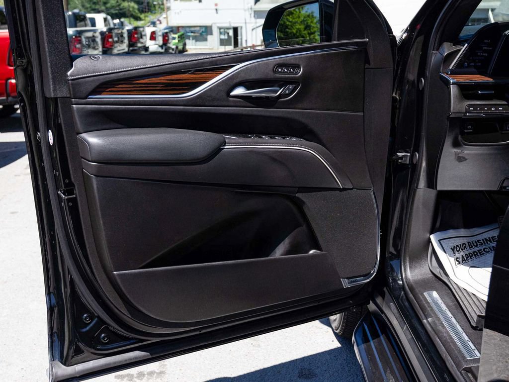 Used 2024 Cadillac Escalade Premium Luxury AWD/4WD image 11