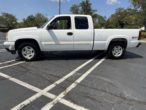 Used 2006 Chevrolet Silverado 1500 LT w/ Light Duty Power Package AWD/4WD image 2