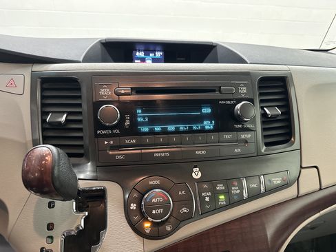 Used 2013 Toyota Sienna XLE image 24