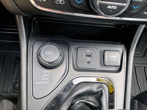 Used 2020 Jeep Cherokee Limited AWD/4WD image 25