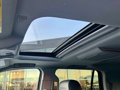 Used 2018 GMC Yukon Denali w/ Denali Ultimate Package image 31