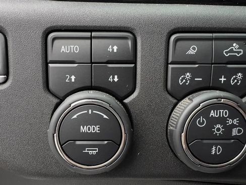 Used 2024 Chevrolet Silverado 1500 LTZ AWD/4WD image 34