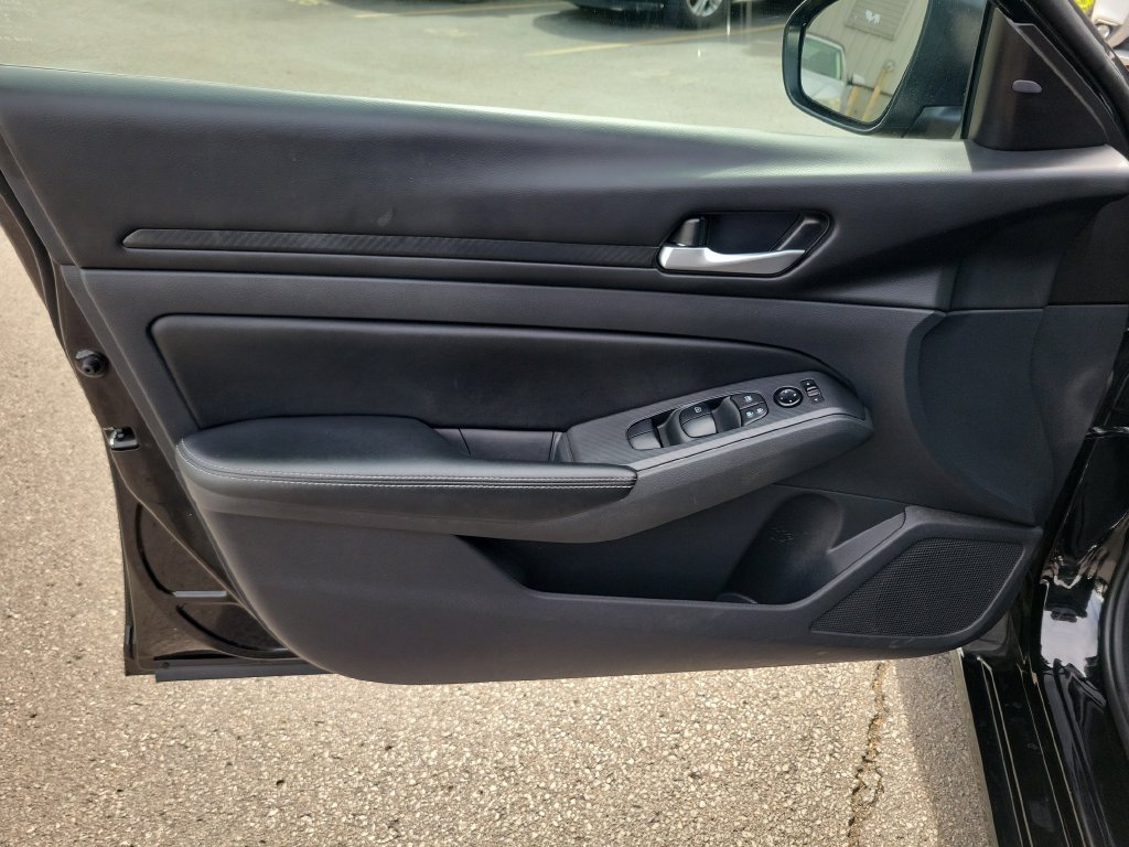 Used 2025 Nissan Altima 2.5 SV FWD image 21