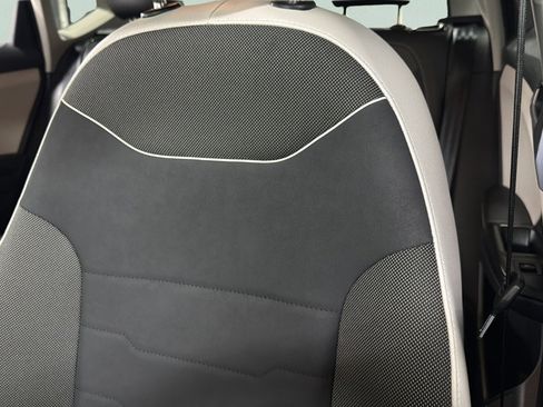 Certified 2025 Volkswagen Taos SE image 18