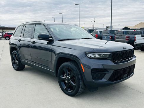 Used 2023 Jeep Grand Cherokee Altitude image 2