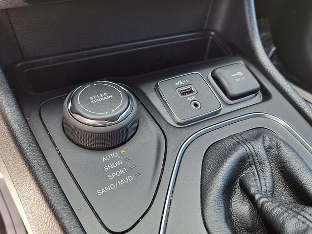 Used 2020 Jeep Cherokee Latitude Plus AWD/4WD image 18