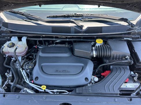 Used 2023 Chrysler Pacifica Touring-L FWD image 17
