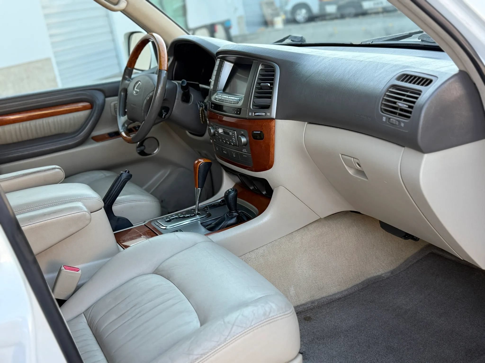 Used 2006 Lexus LX 470 4WD w/ Preferred Accessory Pkg image 36
