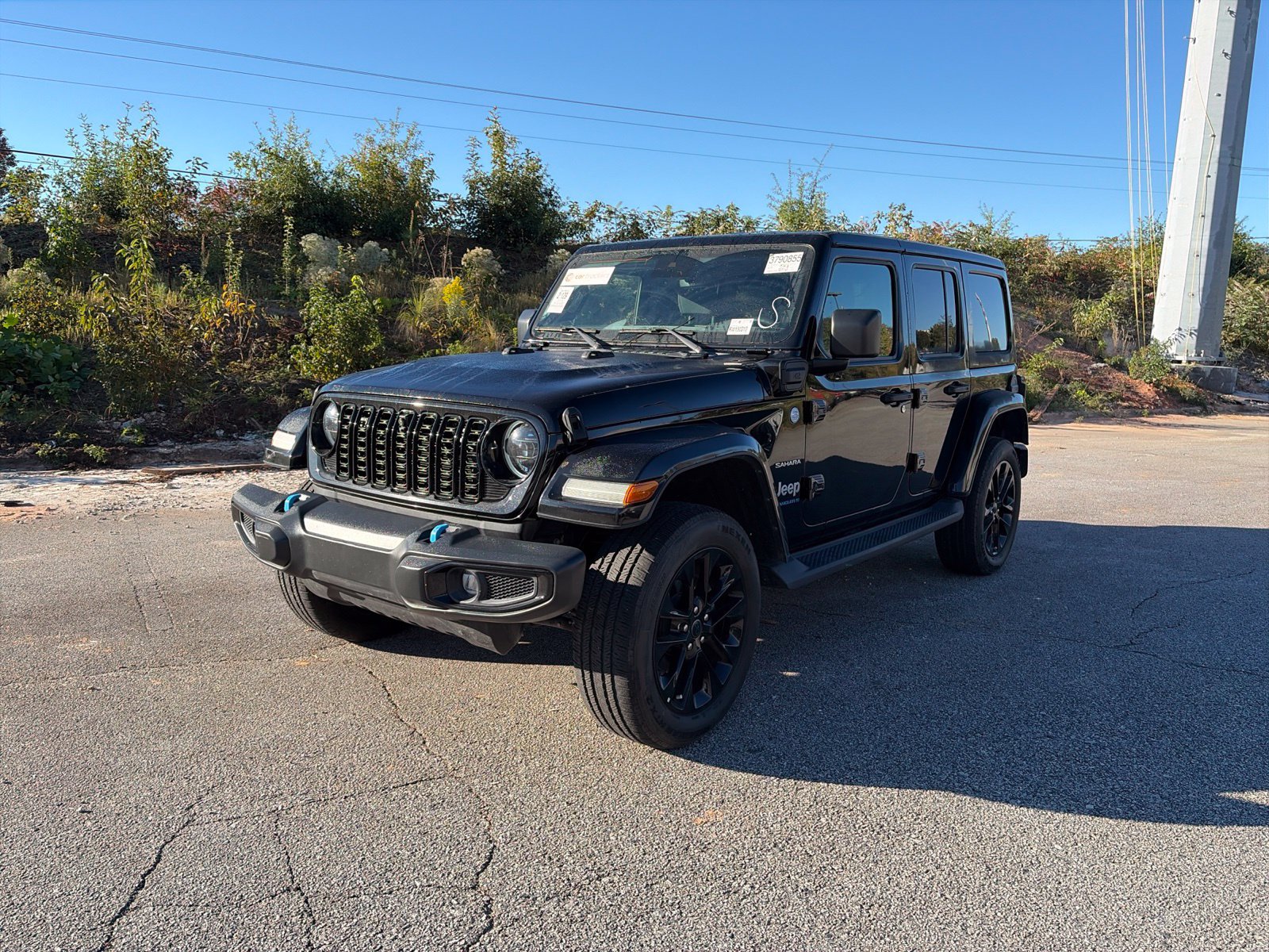 Used 2024 Jeep Wrangler Unlimited Sahara w/ Technology Group AWD/4WD image 2