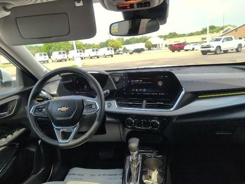 Used 2024 Chevrolet Trax LT w/ Sunroof Package FWD image 38