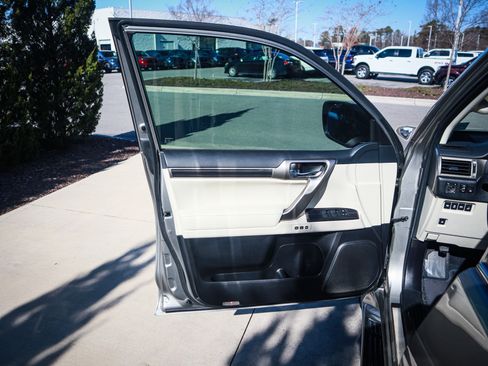Used 2020 Lexus GX 460 Luxury w/ Accessory Package AWD/4WD image 14