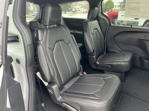 New 2026 Chrysler Pacifica Select w/ S Appearance Package image 33