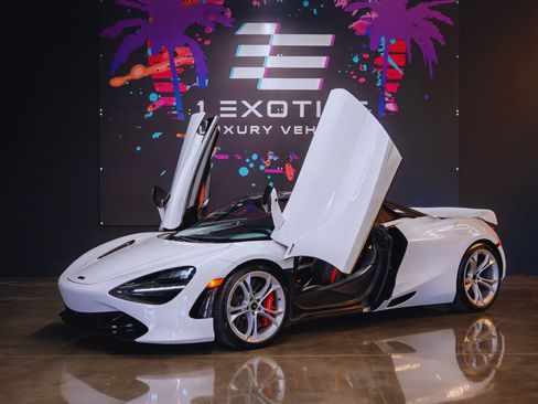 Used 2020 McLaren 720S Spider image 1