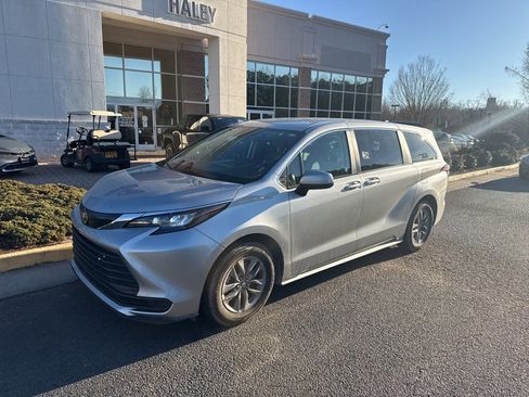 Used 2024 Toyota Sienna LE image 5