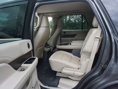 Used 2018 Lincoln Navigator Reserve w/ Technology Package AWD/4WD image 13