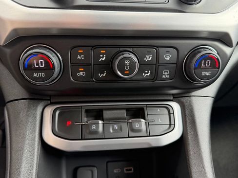 Used 2023 GMC Acadia SLE w/ Driver Convenience Package FWD image 27