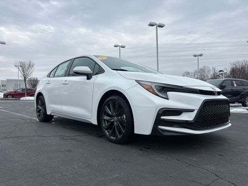 Used 2025 Toyota Corolla SE image 3