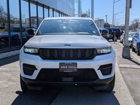 Used 2023 Jeep Grand Cherokee Altitude image 3