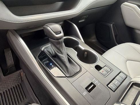 Used 2022 Toyota Highlander XLE FWD image 29