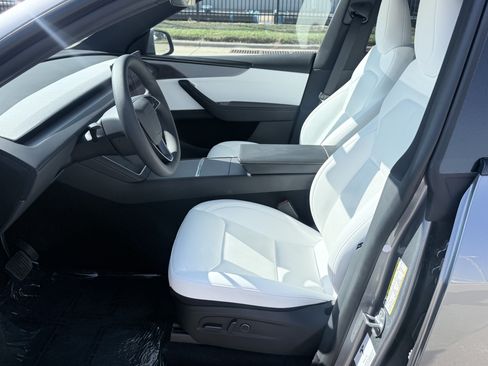 Used 2026 Tesla Model Y AWD image 25