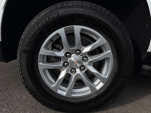 Used 2024 Chevrolet Suburban LT image 15