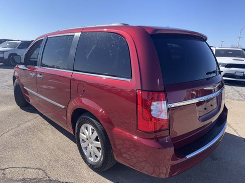 Used 2016 Chrysler Town & Country Touring w/ Driver Convenience Group image 9