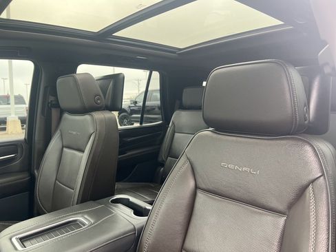 Used 2021 GMC Yukon Denali w/ Denali Premium Package image 15