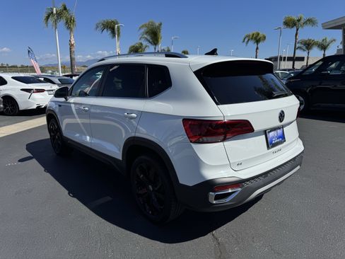 Used 2022 Volkswagen Taos SE w/ Panoramic Sunroof Package FWD image 8