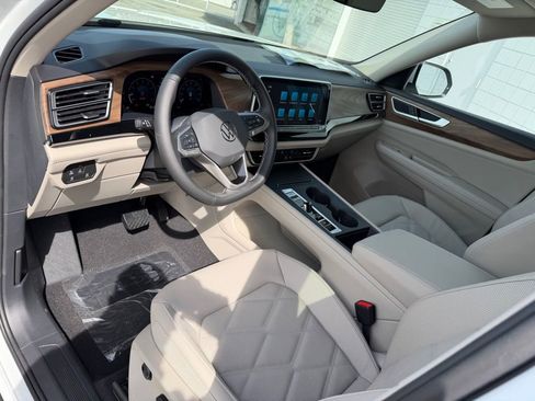 New 2026 Volkswagen Atlas SE FWD image 2
