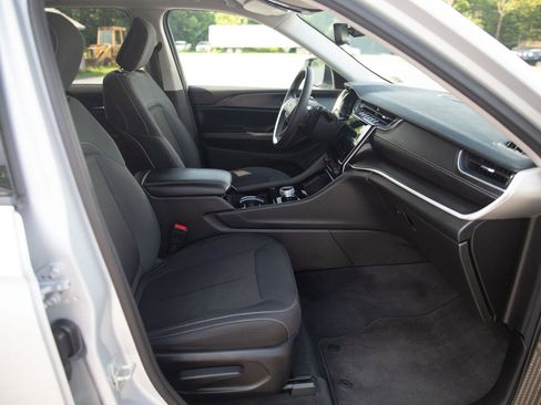 Used 2023 Jeep Grand Cherokee Laredo image 16