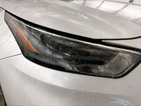 Used 2022 Toyota Highlander XLE AWD/4WD image 28