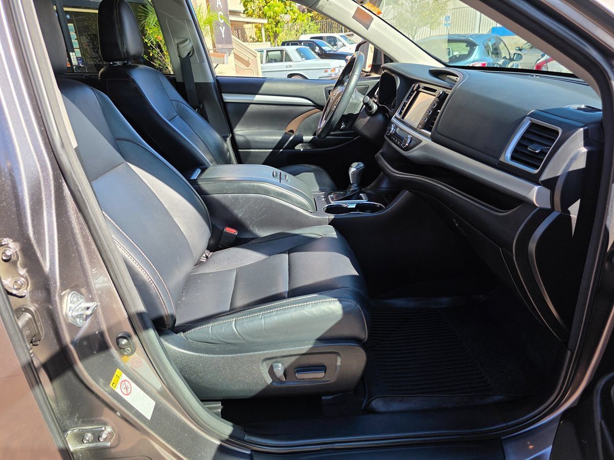 Used 2018 Toyota Highlander XLE FWD image 16
