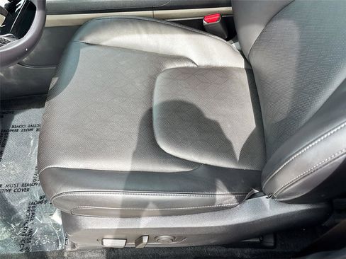 Used 2025 Kia Carnival FWD image 22