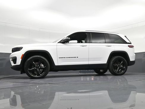 Used 2024 Jeep Grand Cherokee Limited w/ Black Appearance Package AWD/4WD image 35