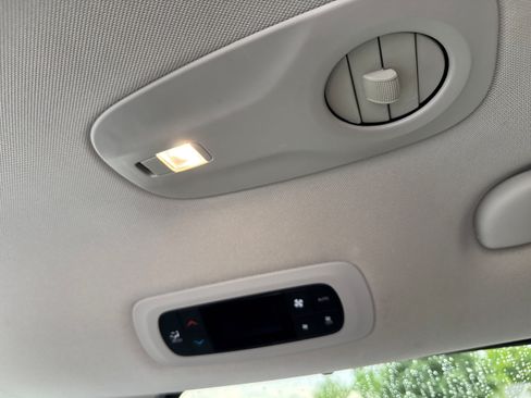 Used 2023 Chrysler Pacifica Touring-L FWD image 16
