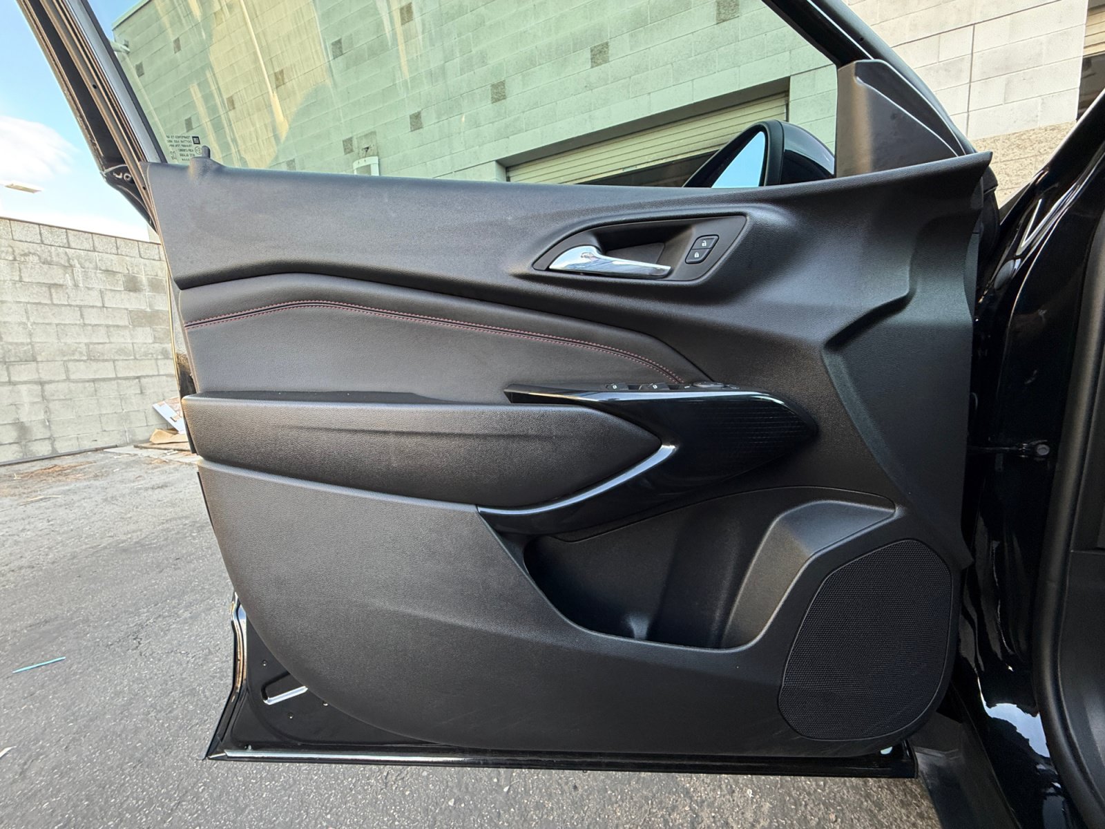 Used 2025 Chevrolet Trax RS w/ Sunroof Package FWD image 22