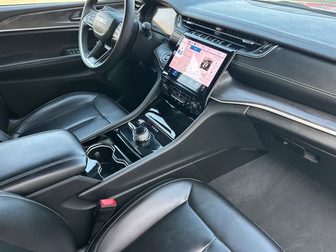 Used 2023 Jeep Grand Cherokee Limited image 16