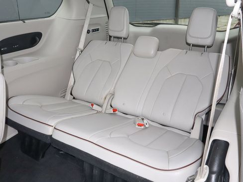 Used 2020 Chrysler Pacifica Limited image 9