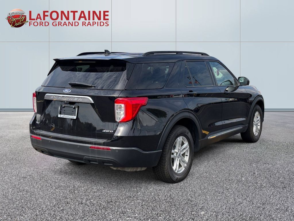 Used 2023 Ford Explorer XLT AWD/4WD image 7